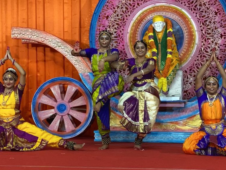 Performance of Raji Krishna along with the students of Shreebala Nrithyalaya
