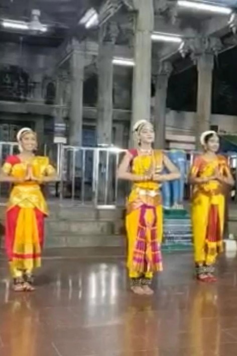 students of Shreebala Nrithyalaya performing in temple